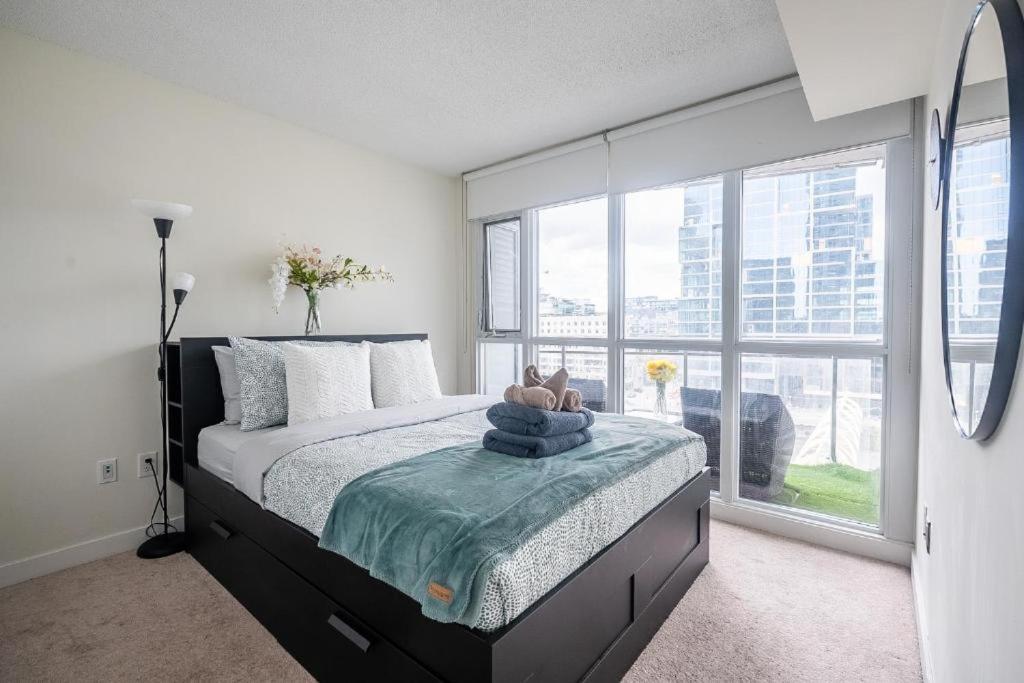 Cozy Condo In Downtown Toronto + Free Parking Екстер'єр фото