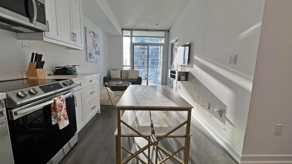 Cozy Condo In Downtown Toronto + Free Parking Екстер'єр фото