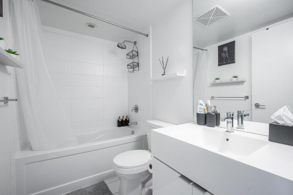 Cozy Condo In Downtown Toronto + Free Parking Екстер'єр фото